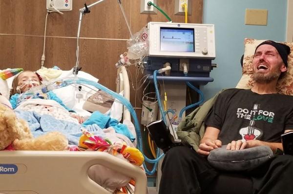 Người ông bật khóc nhìn cháu gái đau đớn vì ung thư: Bức ảnh khiến hàng triệu người rơi lệ-1