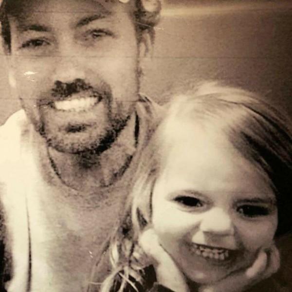 Người ông bật khóc nhìn cháu gái đau đớn vì ung thư: Bức ảnh khiến hàng triệu người rơi lệ-2