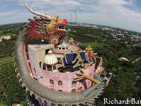 Ngôi đền rồng uốn lượn độc đáo ở Thái Lan