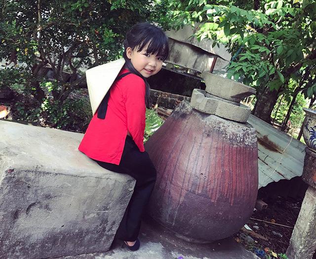 Cặp bố con triệu view tái xuất trong clip diễn sâu Người lạ ơi! của Karik-1