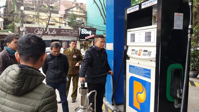 Vụ khách hàng mua xăng có dung tích 70 lít bị tính tiền 80 lít: Thực tế xe là 81,9 lít-1