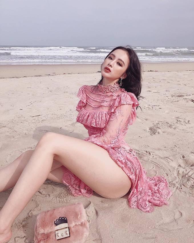 Thời trang đi biển sexy hết nấc của Angela Phương Trinh-2