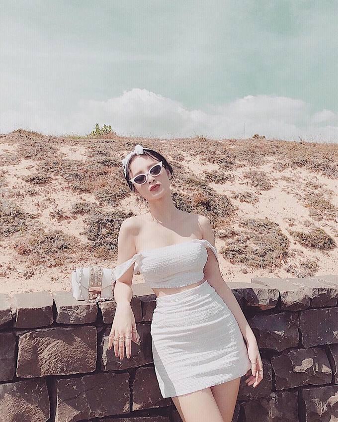Thời trang đi biển sexy hết nấc của Angela Phương Trinh-4
