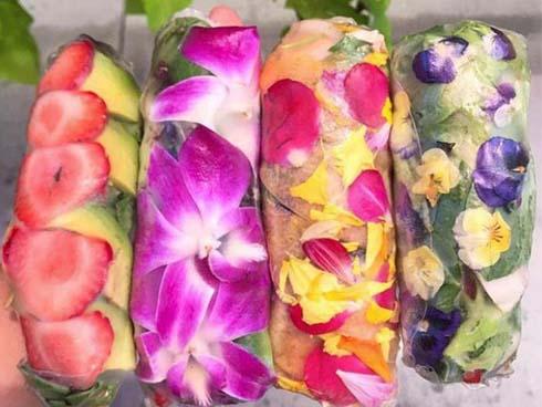 Bất ngờ với món gỏi cuốn hoa tươi Việt Nam hút khách trên đất Mỹ