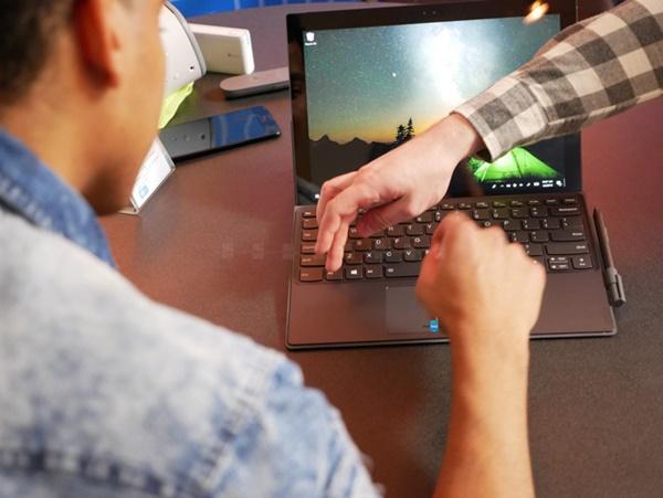 Laptop chạy chip di động Lenovo Miix 630 giá 18,1 triệu đồng-2
