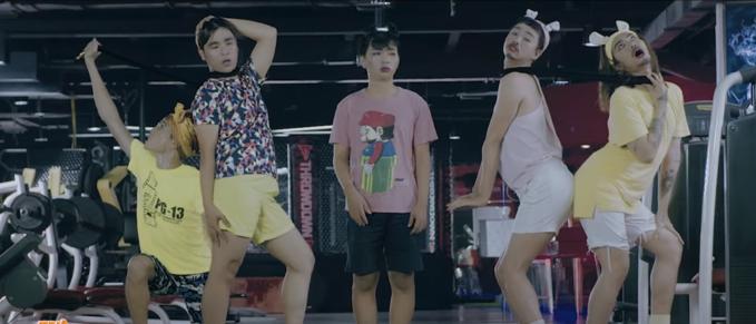 Tranh giành trai đẹp, Trấn Thành bị hội chị em bạn dì của BB Trần đánh cho sấp mặt-3