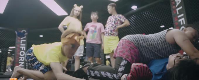 Tranh giành trai đẹp, Trấn Thành bị hội chị em bạn dì của BB Trần đánh cho sấp mặt-5