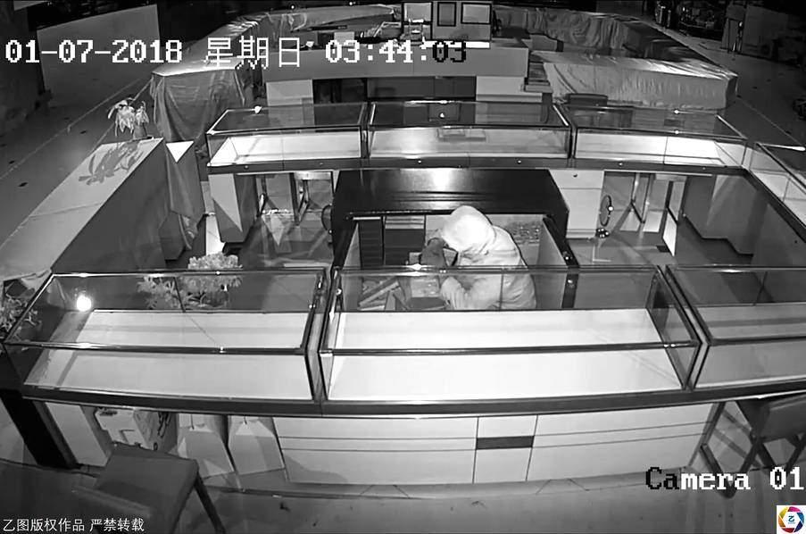 Giấu nhiều vàng dưới ngôi mộ của người vợ quá cố, tội ác của chồng bị phanh phui-1