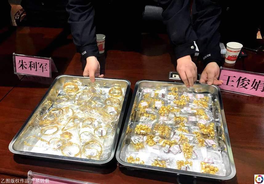 Giấu nhiều vàng dưới ngôi mộ của người vợ quá cố, tội ác của chồng bị phanh phui-3