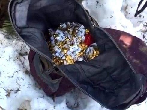 Giấu nhiều vàng dưới ngôi mộ của người vợ quá cố, tội ác của chồng bị phanh phui