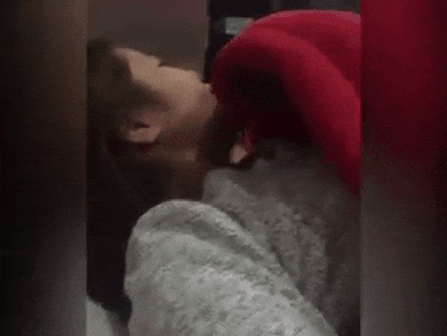 Chồng troll vợ khóc khi xem phim gây bão mạng-1