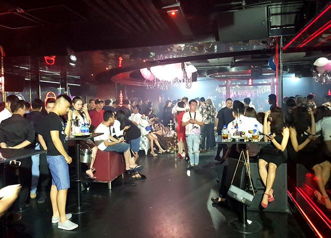 Bắt quả tang tiếp viên mặc bikini múa cột trong quán bar ở Sài Gòn-2