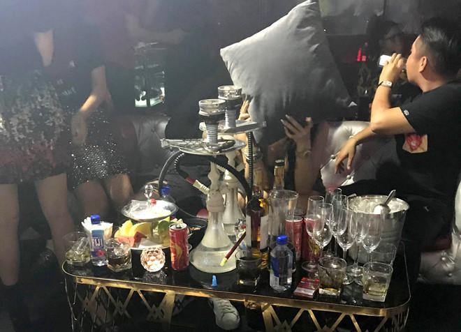 Bắt quả tang tiếp viên mặc bikini múa cột trong quán bar ở Sài Gòn-3