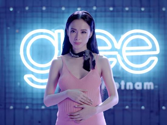 Angela Phương Trinh khệ nệ bụng bầu hát tặng con gái trong 'Glee' tập 21