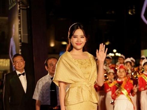 Minh Tú quá táo bạo với đầm xẻ hiểm hóc, giống y chang Kendall Jenner và Paris Hilton-7