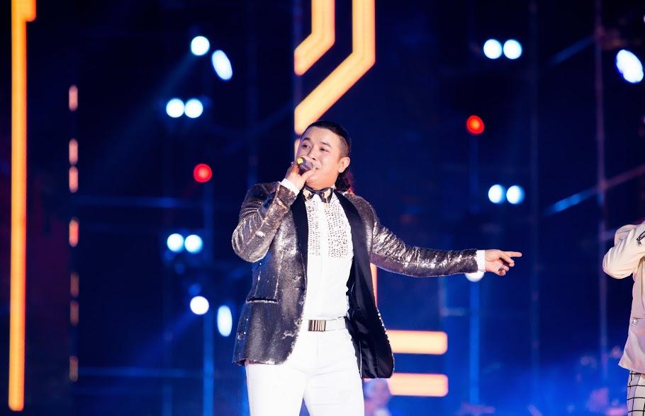 Bất chấp sân khấu Làn Sóng Xanh vắng hoe, Kasim Hoàng Vũ hát lại hit 20 năm Vì yêu vẫn cực sung-3