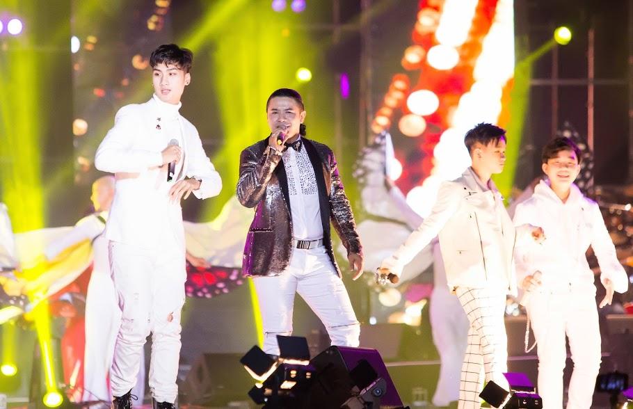 Bất chấp sân khấu Làn Sóng Xanh vắng hoe, Kasim Hoàng Vũ hát lại hit 20 năm Vì yêu vẫn cực sung-5