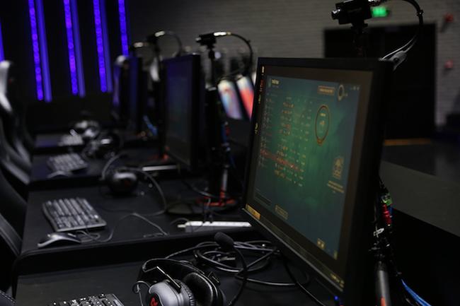 Cận cảnh phòng game siêu hoành tráng cho giải Liên Minh Huyền Thoại 2018-10