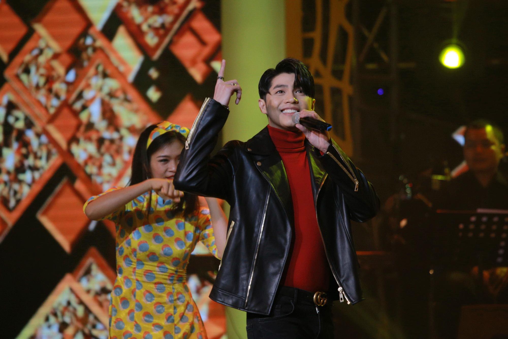 Hoài Linh ôm bom trên sân khấu, Mỹ Tâm tất bật chạy show sau khi khỏi bệnh-4