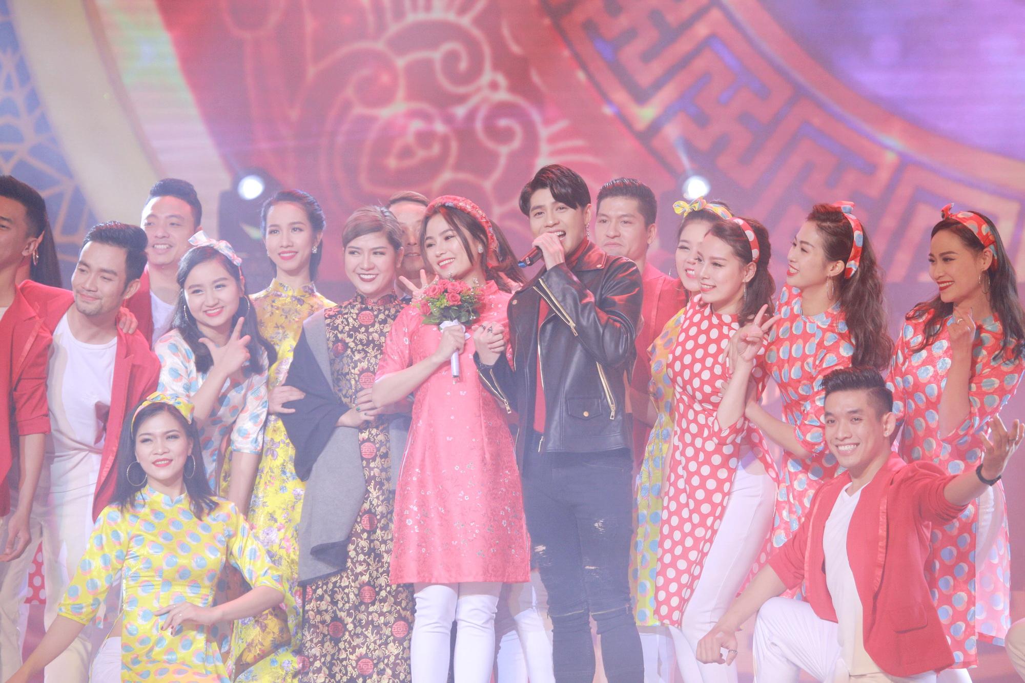 Hoài Linh ôm bom trên sân khấu, Mỹ Tâm tất bật chạy show sau khi khỏi bệnh-5