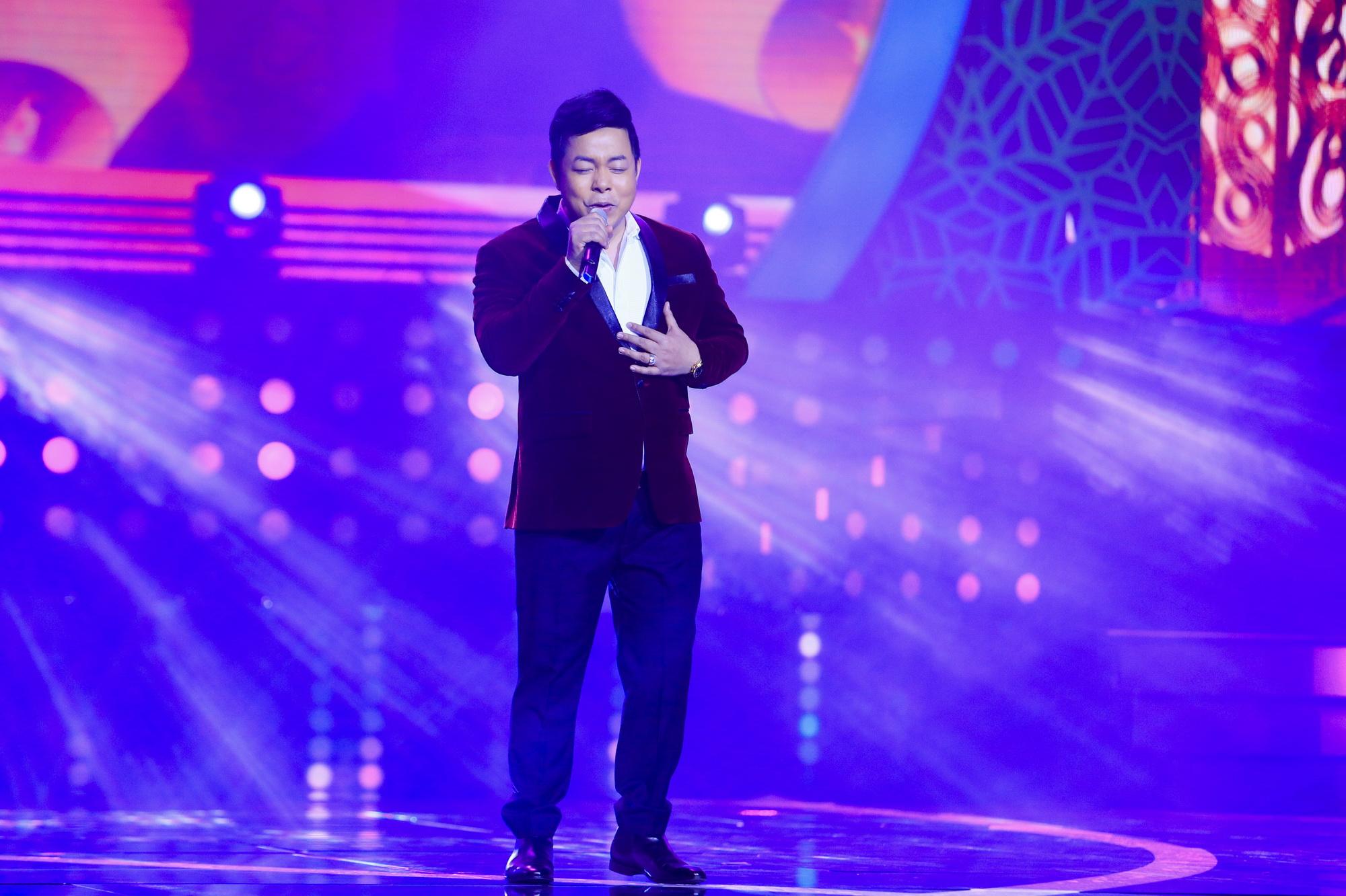 Hoài Linh ôm bom trên sân khấu, Mỹ Tâm tất bật chạy show sau khi khỏi bệnh-10