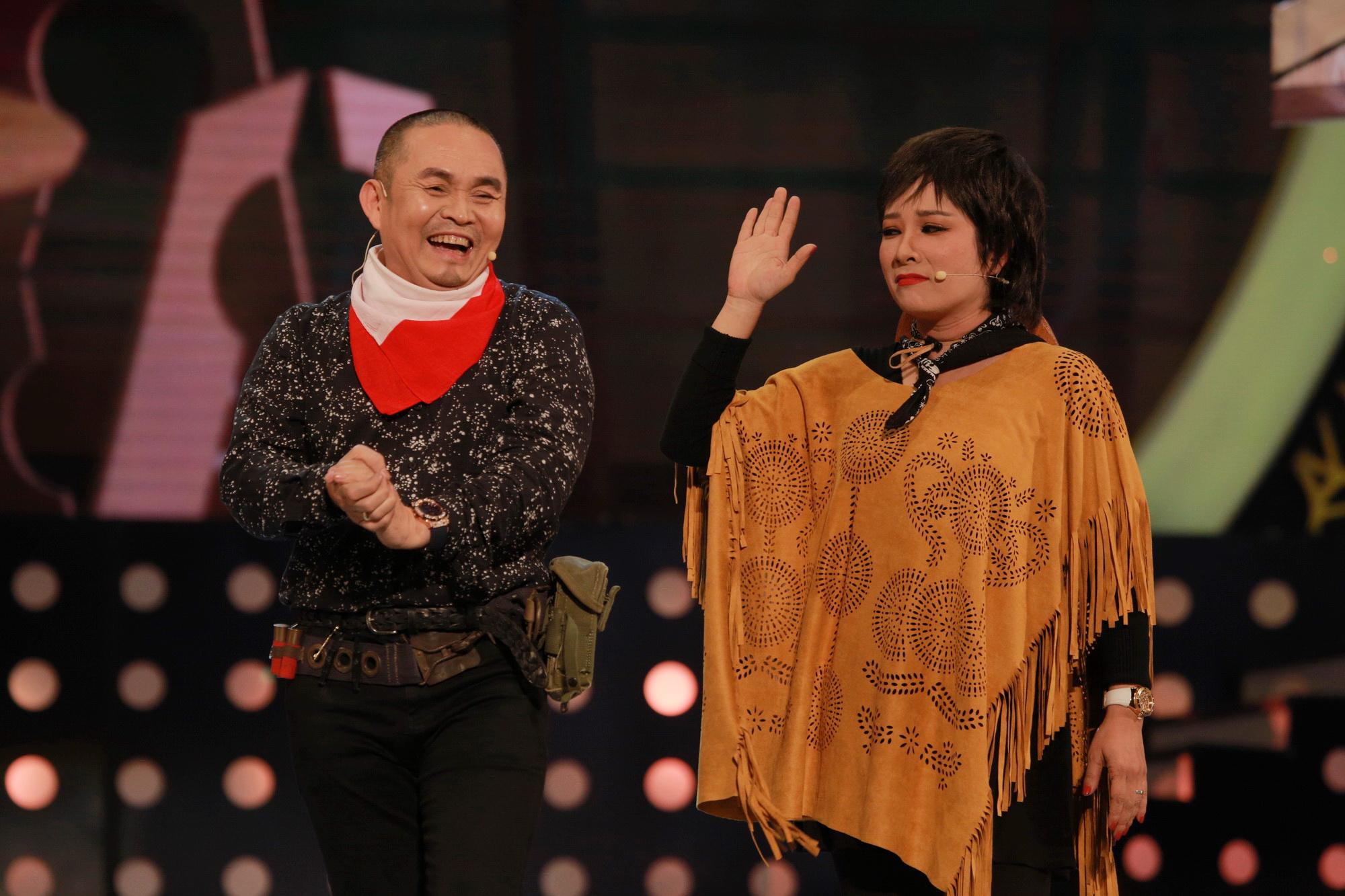 Hoài Linh ôm bom trên sân khấu, Mỹ Tâm tất bật chạy show sau khi khỏi bệnh-13