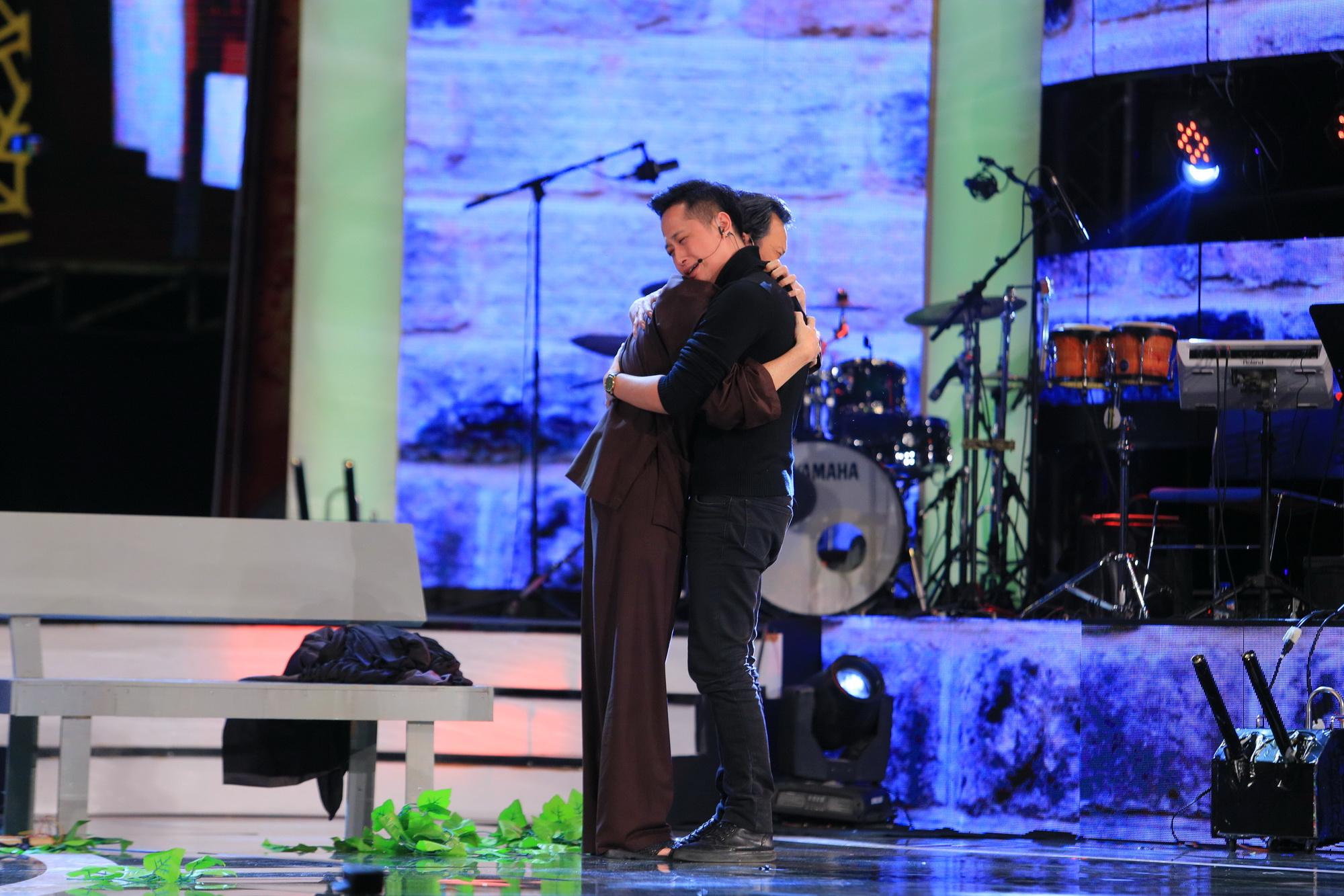 Hoài Linh ôm bom trên sân khấu, Mỹ Tâm tất bật chạy show sau khi khỏi bệnh-12