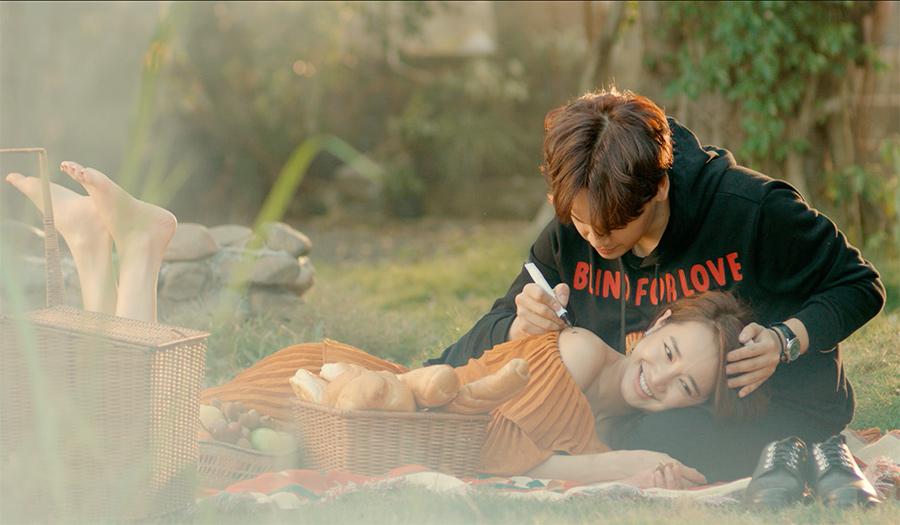 Ghen tuông với Nhã Phương, fan cuồng dán giấy đầy xe của Nguyễn Trần Trung Quân để tỏ tình-7