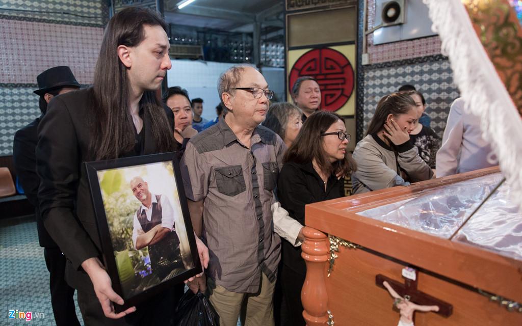 Victor Vũ, Kathy Uyên nghẹn ngào đưa tiễn đạo diễn Yêu đi, đừng sợ-3