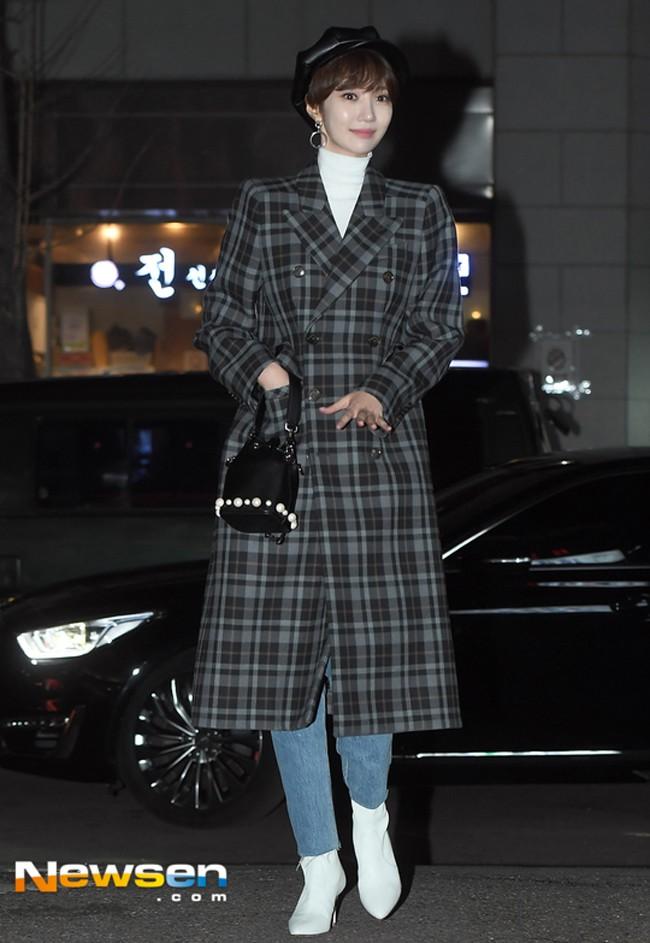 Dát hàng hiệu tinh tế, Suzy - Irene nổi bật nhất street style sao Hàn tuần qua-7