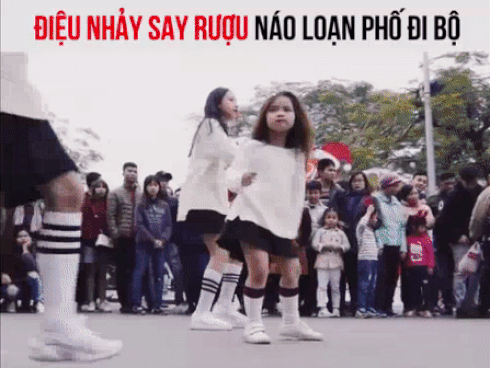 3 bé gái đáng yêu hết nấc cover điệu nhảy say rượu của Mỹ Tâm trên phố đi bộ