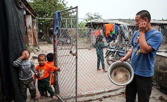 Một ngày xoay như chong chóng của ông bố một mình nuôi 8 con-2