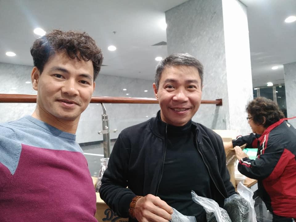 Clip: Cận cảnh bữa ăn vội sau hậu trường tập luyện vất vả của các Táo-2