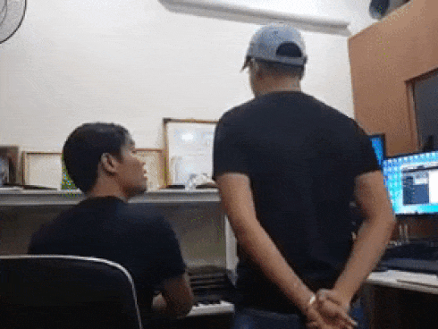 Bộ ảnh con trai chụp bố mẹ trên cánh đồng rau bắp cải chạm đến trái tim triệu người-12