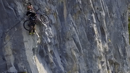 9X đạp xe từ đỉnh núi xuống dốc với tốc độ chóng mặt-2