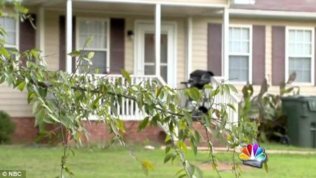 Nửa đêm nghe tiếng động lạ, người mẹ kinh hãi phát hiện bạn trai cũ cách đây 12 năm trốn trên gác mái-1