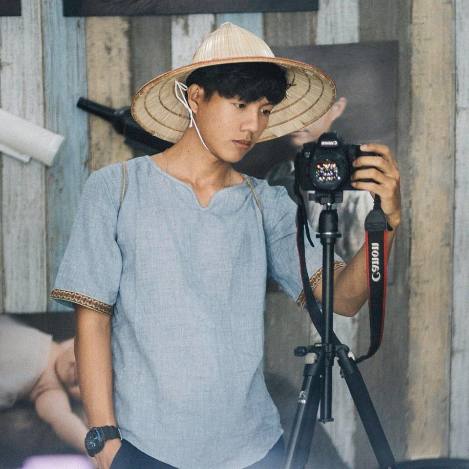 Bộ ảnh con trai chụp bố mẹ trên cánh đồng rau bắp cải chạm đến trái tim triệu người-8