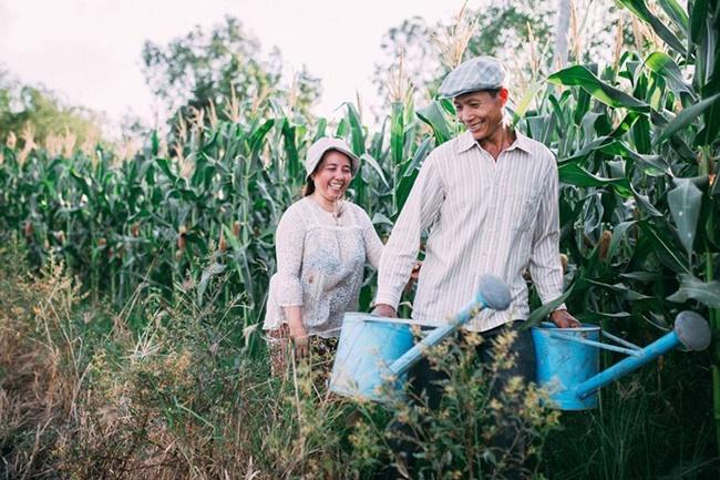 Bộ ảnh con trai chụp bố mẹ trên cánh đồng rau bắp cải chạm đến trái tim triệu người-10