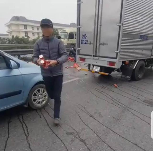 Hình ảnh đẹp: Xe tải chở Coca bị đổ, hàng chục người xúm lại giúp tài xế-5