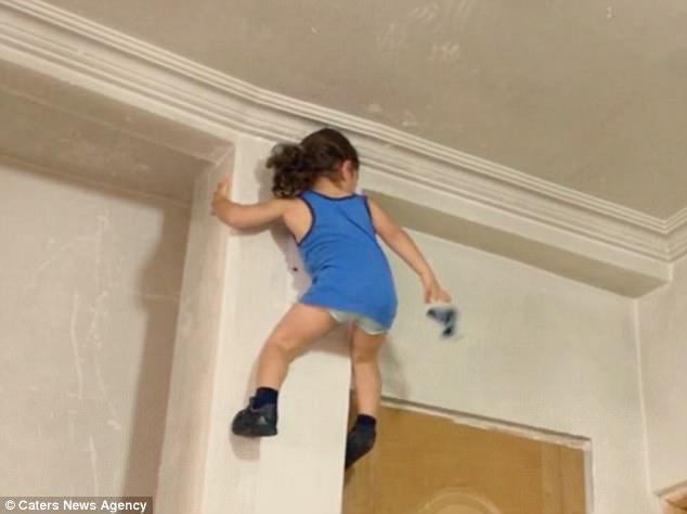 Clip: Dân tập chuyên nghiệp cũng phải ngả mũ trước cao thủ gym 4 tuổi quá siêu này!-7