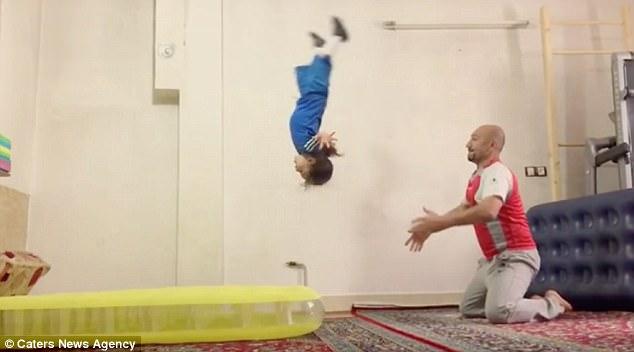 Clip: Dân tập chuyên nghiệp cũng phải ngả mũ trước cao thủ gym 4 tuổi quá siêu này!-3