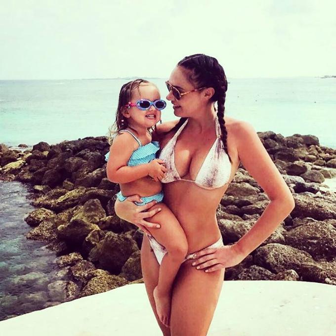 Những chuyến đi như hình với bóng của ái nữ nhà tỷ phú F1 và con gái-1