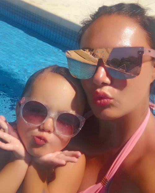 Những chuyến đi như hình với bóng của ái nữ nhà tỷ phú F1 và con gái-5