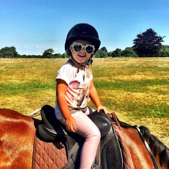 Những chuyến đi như hình với bóng của ái nữ nhà tỷ phú F1 và con gái-11