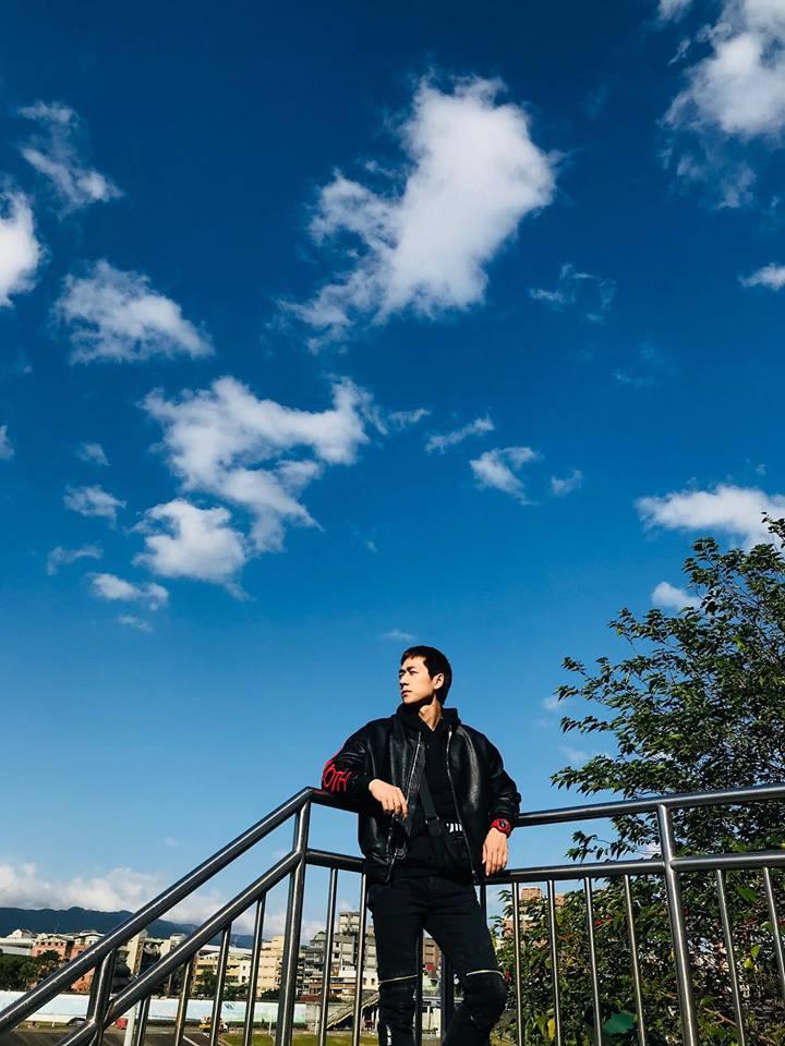 Hot girl - hot boy Việt: Trung Dũng Sĩ khoe tài lẻ hơn người khi đang lái xe-9