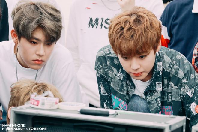 Ảnh thành viên Wanna One túm tóc đồng đội trên máy bay gây tranh cãi-2