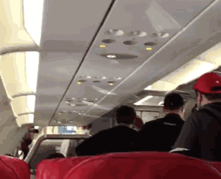 Ảnh thành viên Wanna One túm tóc đồng đội trên máy bay gây tranh cãi-1