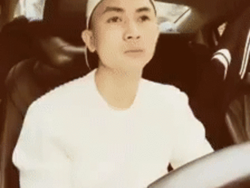 Hot girl - hot boy Việt: Trung Dũng Sĩ khoe tài lẻ hơn người khi đang lái xe