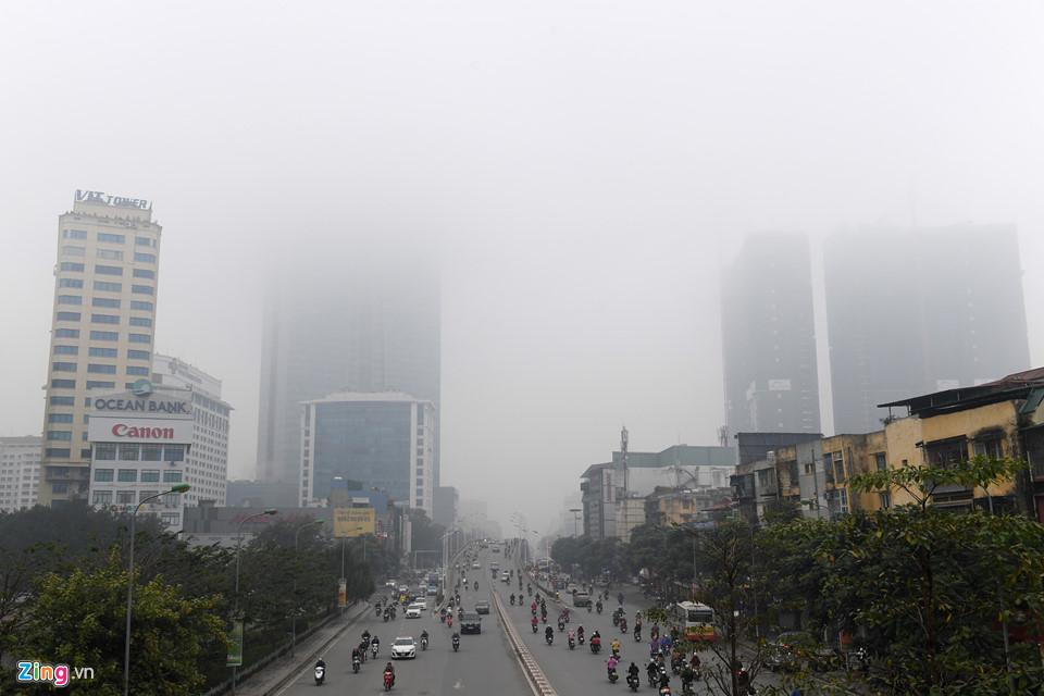 Các tòa nhà mất nóc trong sương mù dày đặc bao phủ Hà Nội-1