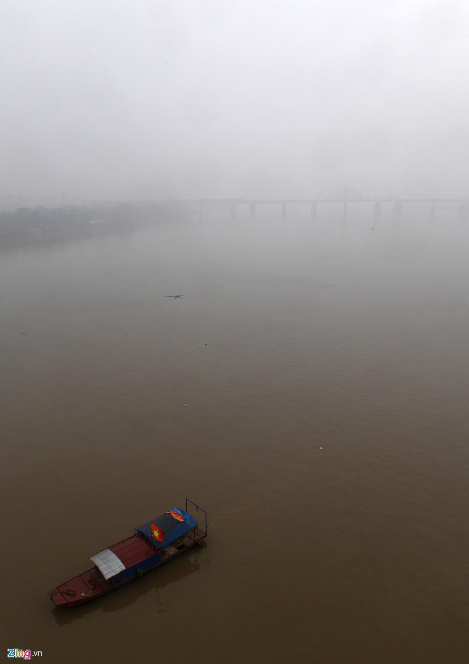 Các tòa nhà mất nóc trong sương mù dày đặc bao phủ Hà Nội-3